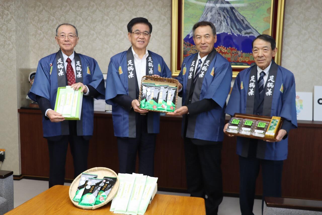 市長に新茶贈る