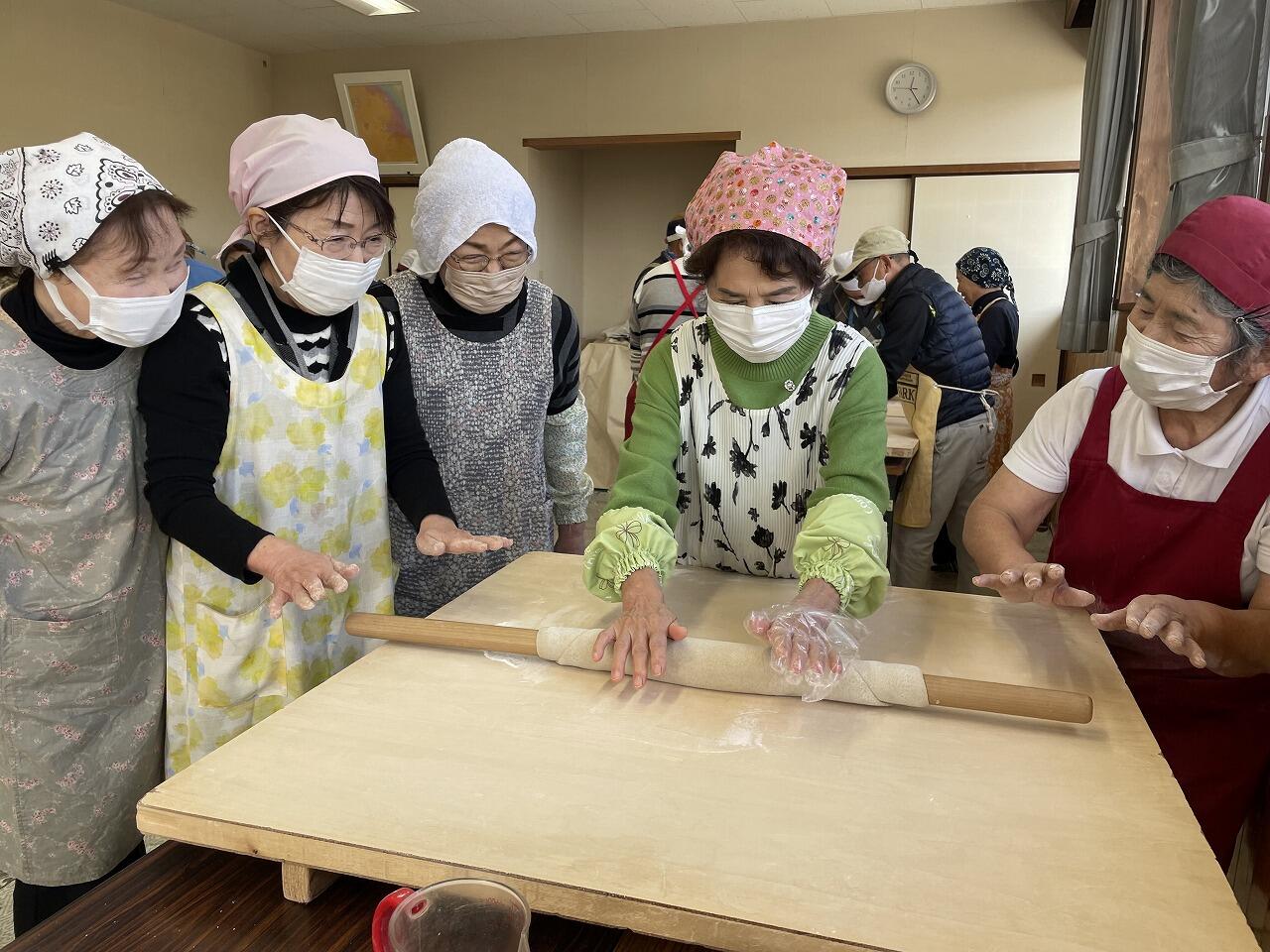 専修講座でそば打ち体験