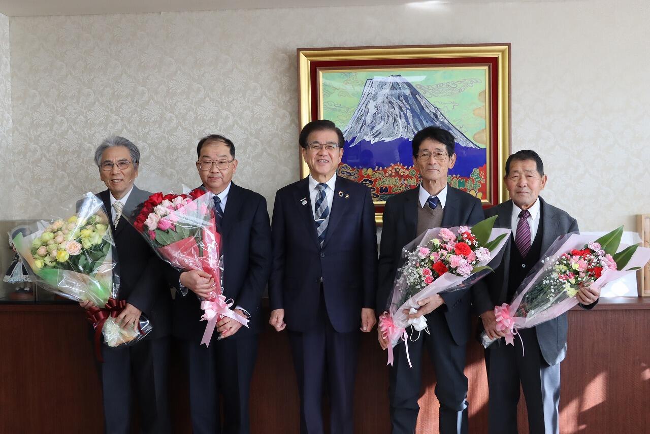 市長にカーネーションとバラの花束贈る