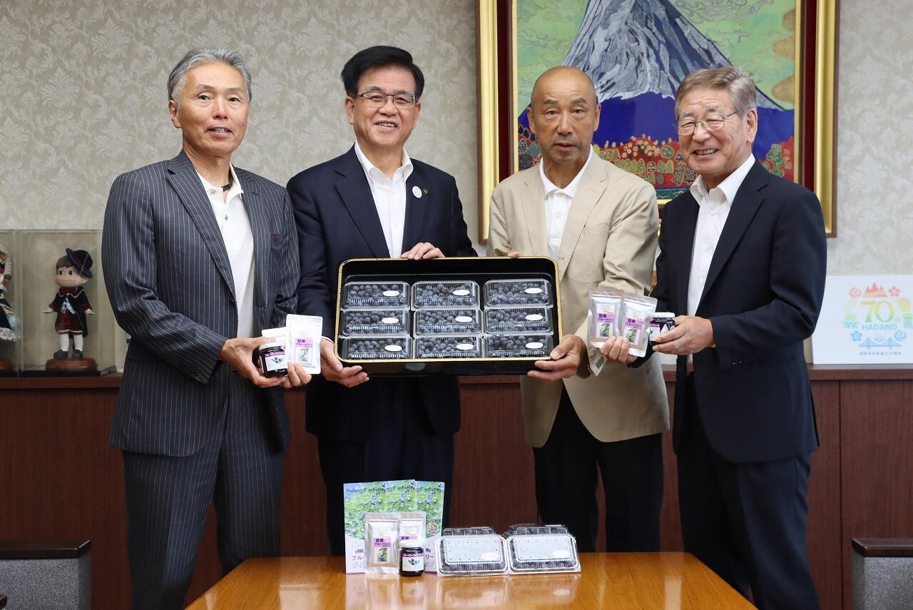 市長にブル―ベリー贈る
