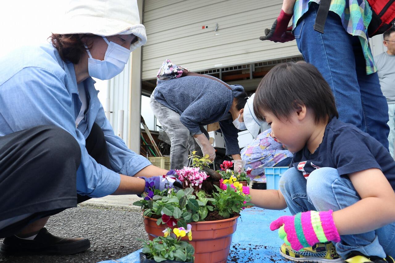 支所運営委が花の寄せ植え教室開催